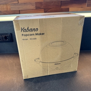 Der Karton der Yabano-Popcornmaschine steht auf einer Küchenarbeitsplatte