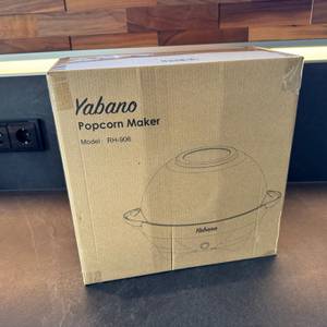 Der Karton der Yabano-Popcornmaschine steht auf einer Küchenarbeitsplatte
