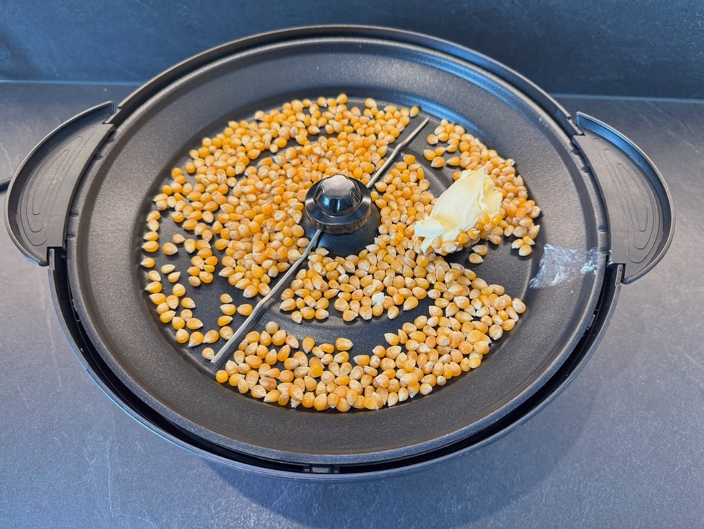 In der Yabano-Popcornmaschine liegen Maiskörner und Butter
