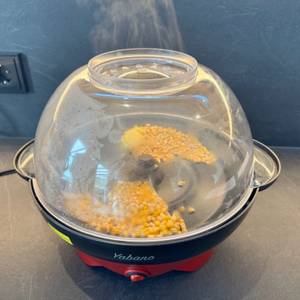 In der Yabano-Popcornmaschine liegen nur Maiskörner