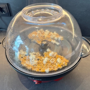 Einige Popcorns liegen in der Yabano-Popcornmaschine