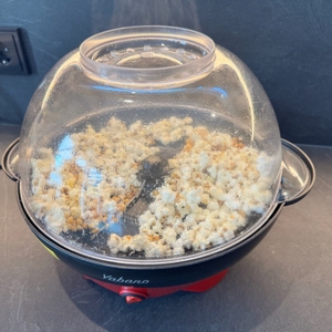 Die Yabano-Popcornmaschine während der Zubereitung von Popcorn
