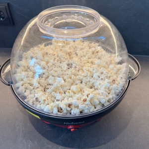 Die Yabano-Popcornmaschine steht mit dem Behälter nach oben