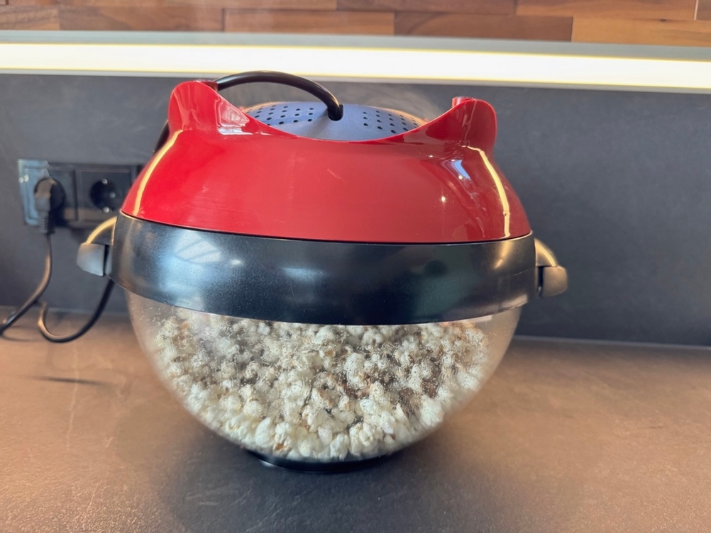 Die Yabano-Popcornmaschine liegt mit dem Behälter nach unten
