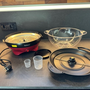 Der Lieferumfang der Yabano-Popcornmaschine liegt auf einer Arbeitsplatte