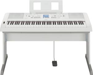 Ein weißes E-Piano der Marke Yamaha.