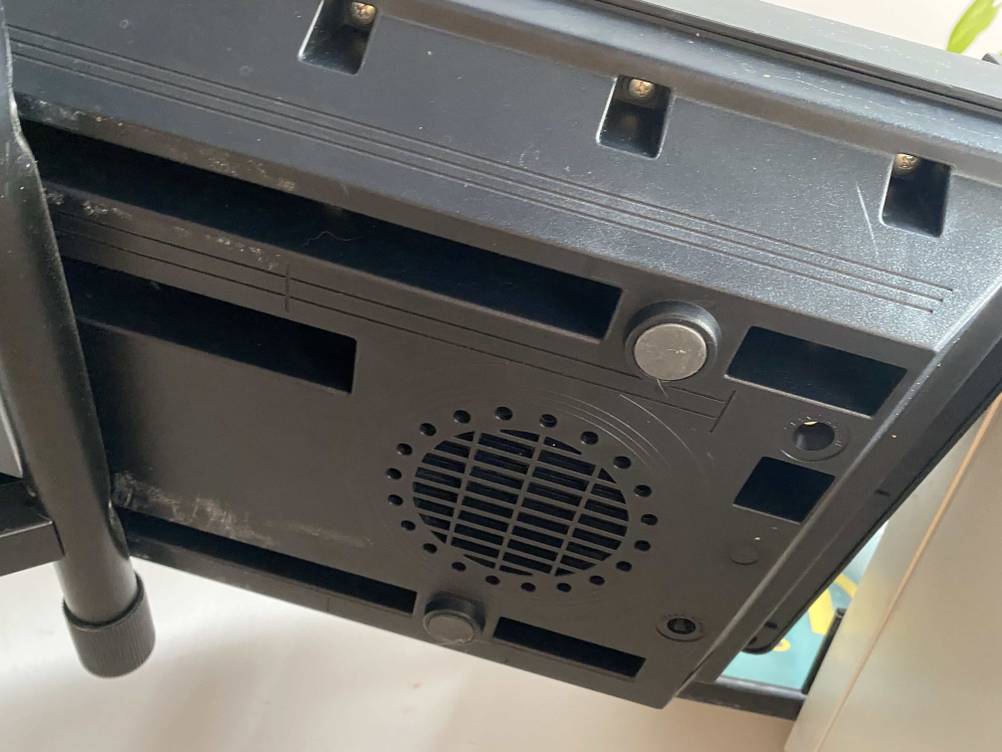 Unterseite mit Lüftung eines getesteten Yamaha-Keyboards.