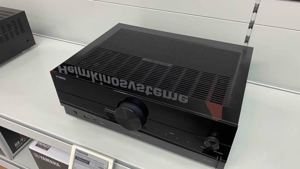 Schwarzer Yamaha-Receiver im Test steht auf einem hellen Verkaufsregal.