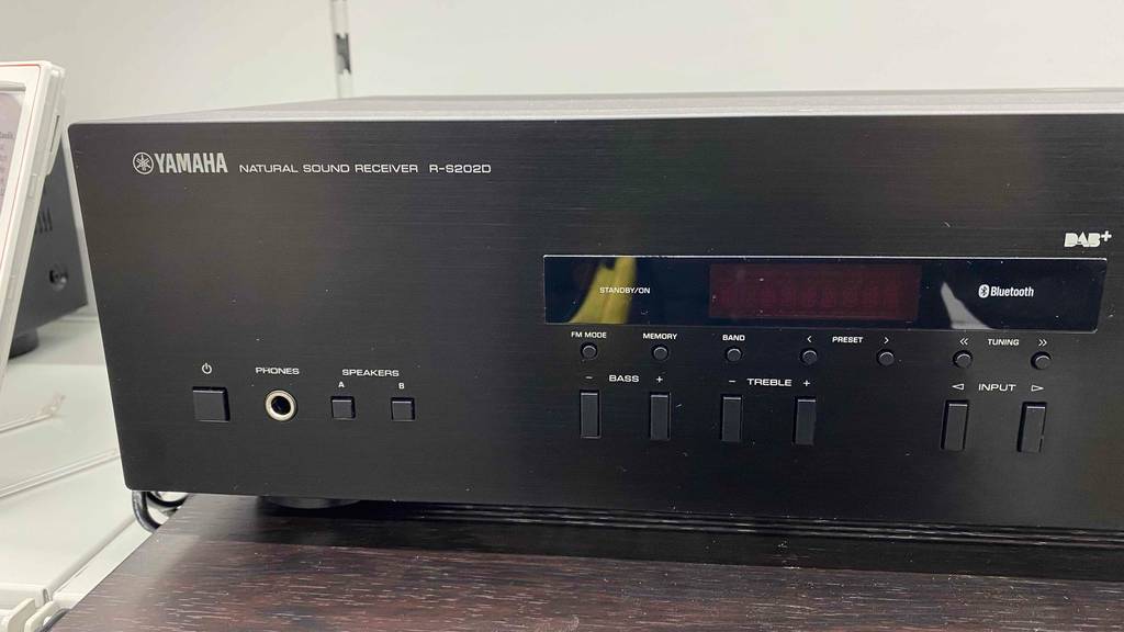 Detailansicht eines Teils des Displays mit Einstellmöglichkeiten eines getesteten Stereo Receivers.