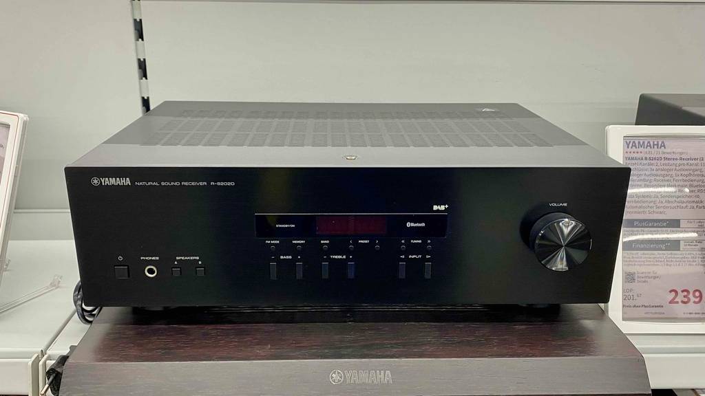 Stereo-Receiver im Test: Frontansicht mit Display eines Geräts.