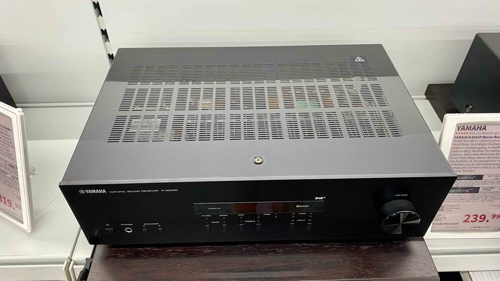 Ein Stereo-Receiver im Test von schräg oben betrachtet.