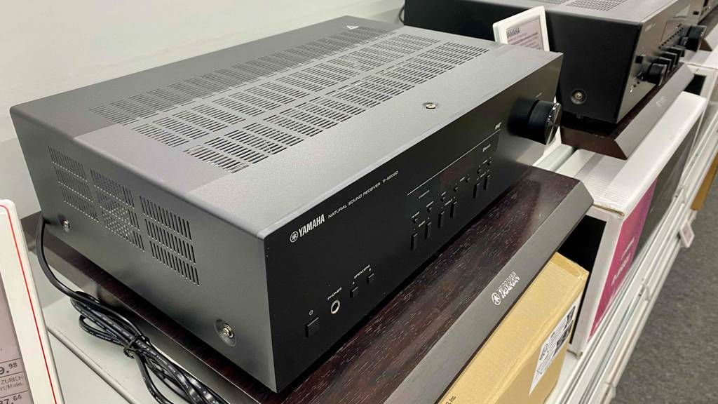 Ansicht von schräg oben eines getesteten Stereo Receivers.
