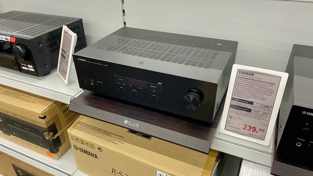Stereo-Receiver-Test: mehrere Geräte stehen nebeneinander in einem Verkaufsregal.