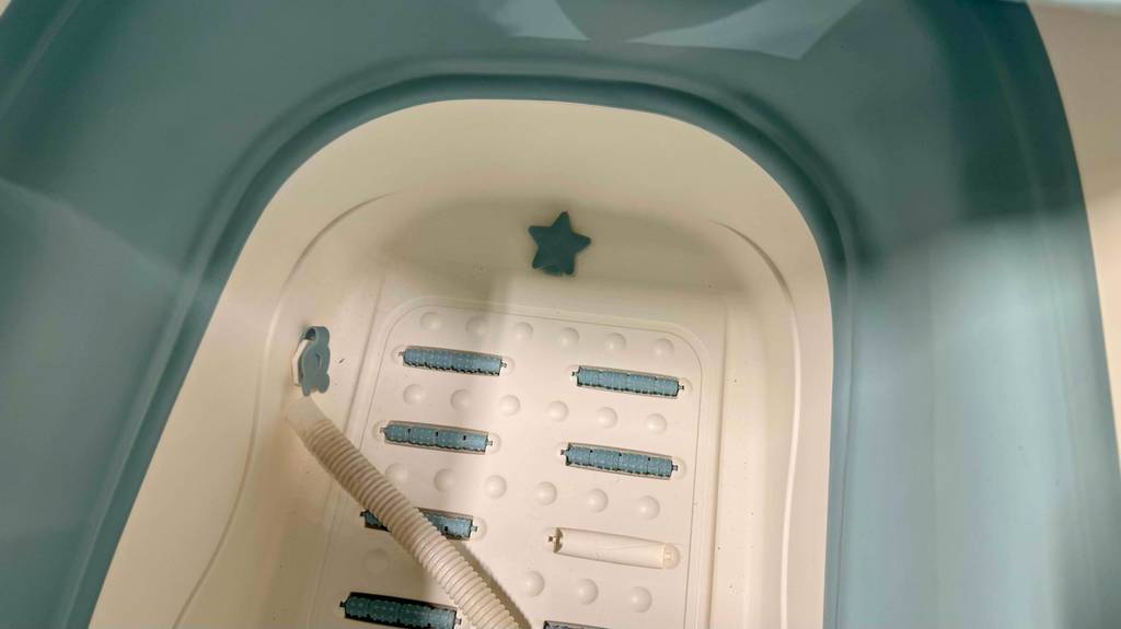 Eine faltbare Badewanne im Test von Innen betrachtet.