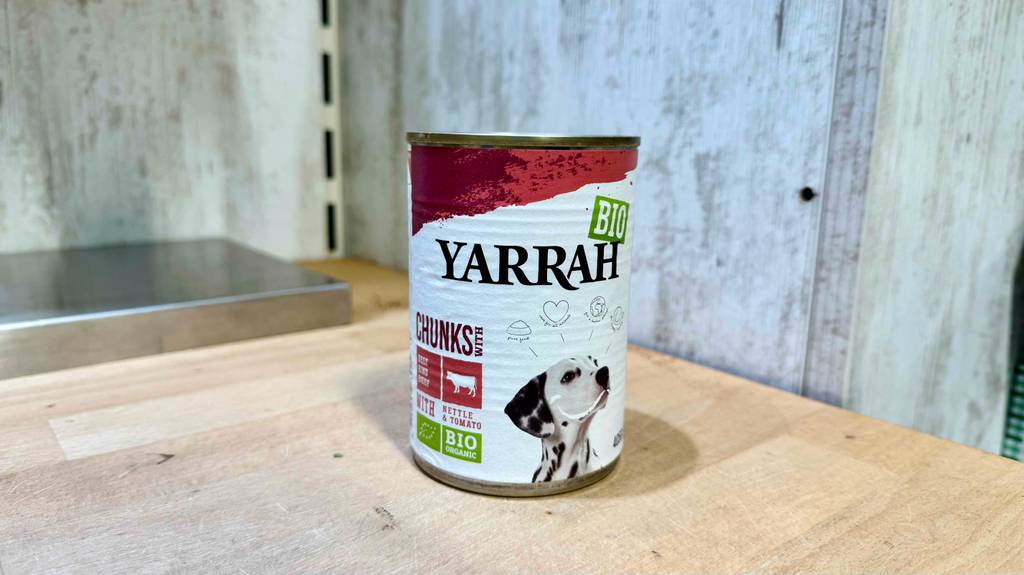 Das getestete Bio-Nassfutter (Hunde) steht in einer 405-g-Dose vor einem hellen Hintergrund.