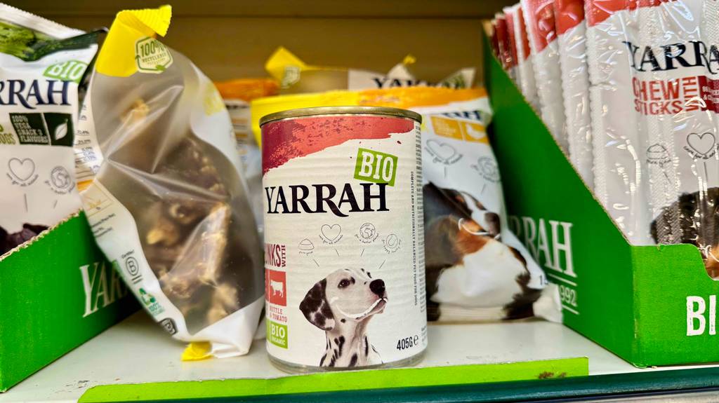 Das Hunde-Bio-Nassfutter im Test steht in einer 405-g-Dose in einem mit Tierfutter gefüllten Verkaufsregal.