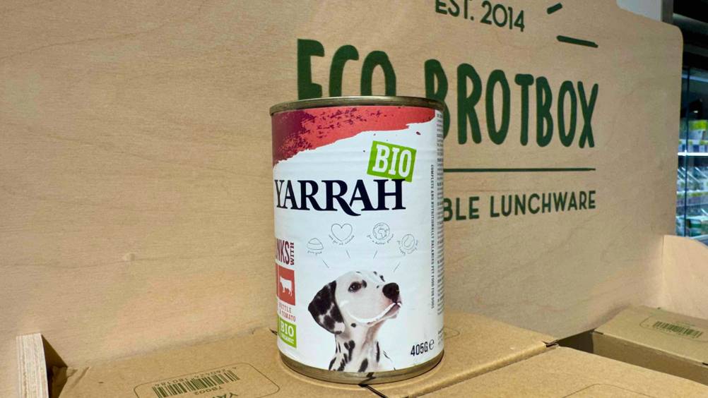 Eine Dose Yarrah-Hundefutter im Test auf Kartons.
