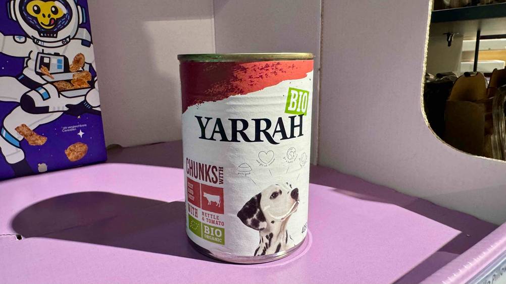 Yarrah-Hundefutter im Test: eine Dose in einem Kartonregal stehend.