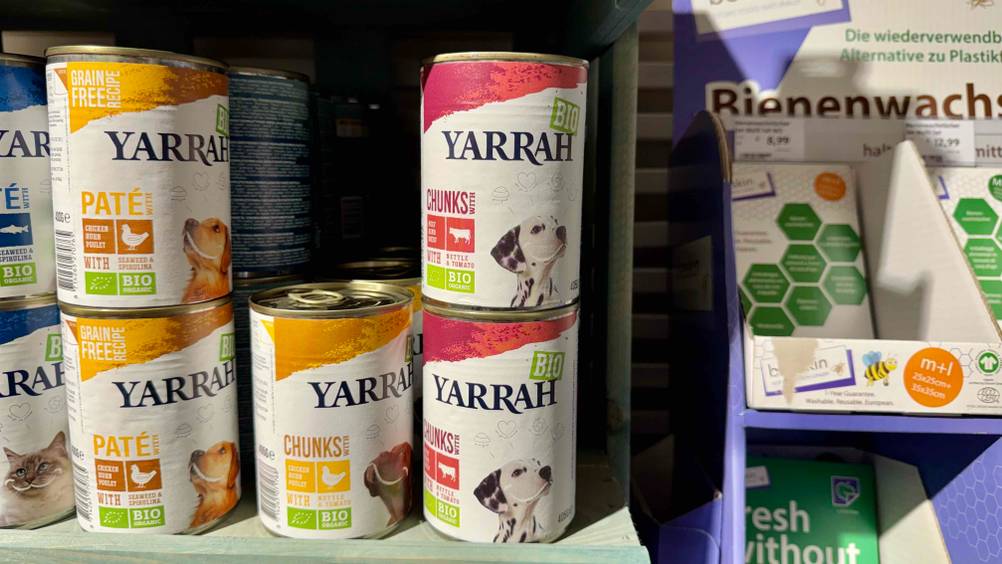 Mehrere Dosen des getesteten Yarrah-Hundefutters in einem Verkaufsregal.