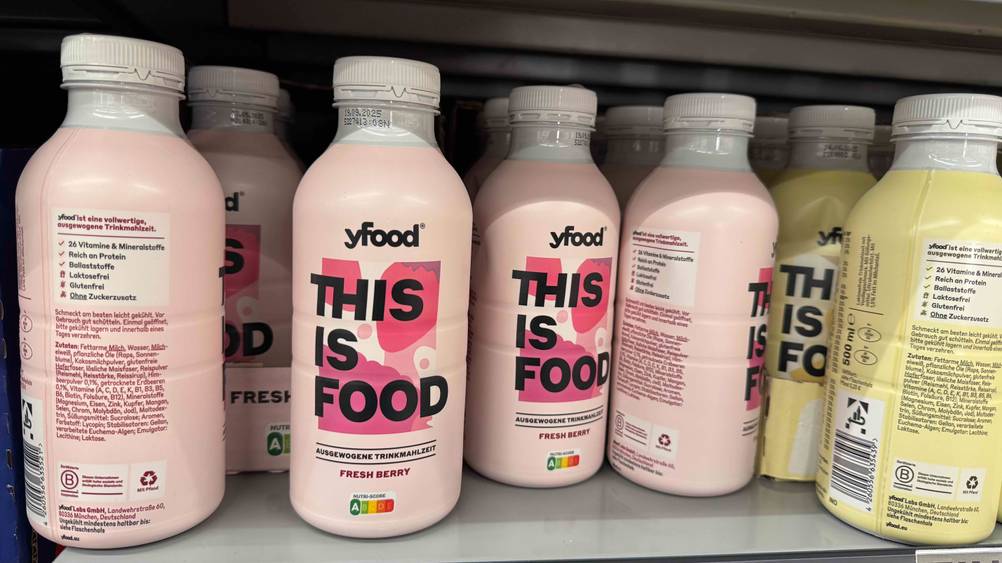 Mehrere Flaschen des getesteten Yfood-Drinks in einem Verkaufsregal.