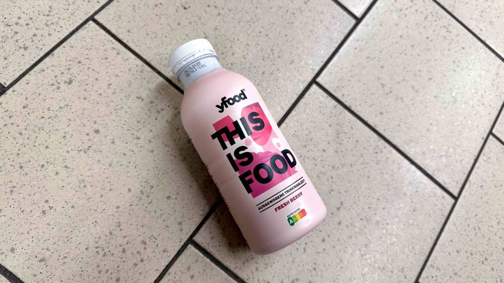 Eine Flasche des getesteten Yfood-Drinks von oben auf einem Fließenboden.