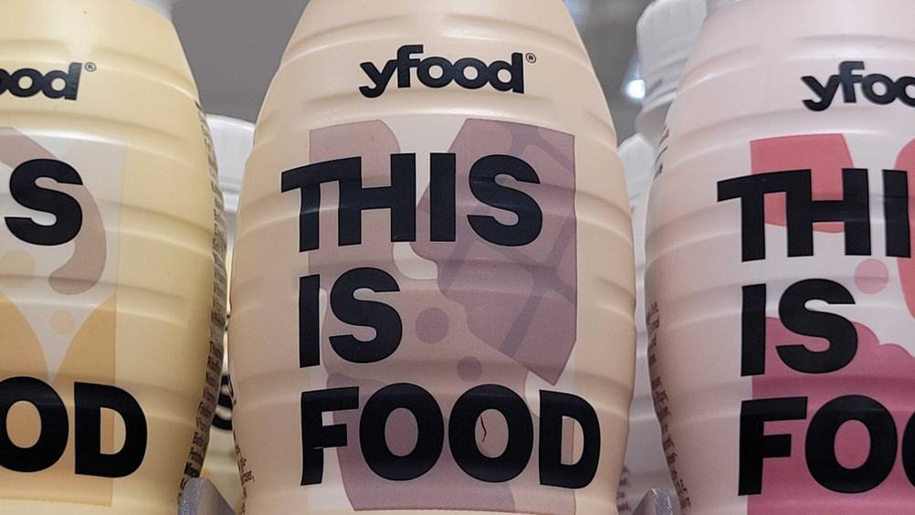 Trinkmahlzeit von yfood im Test: Auf der Flasche ist der Markenname zu lesen.