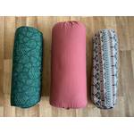 Yoga-Bolster im Test: Drei Yoga-Bolster auf dem Boden.