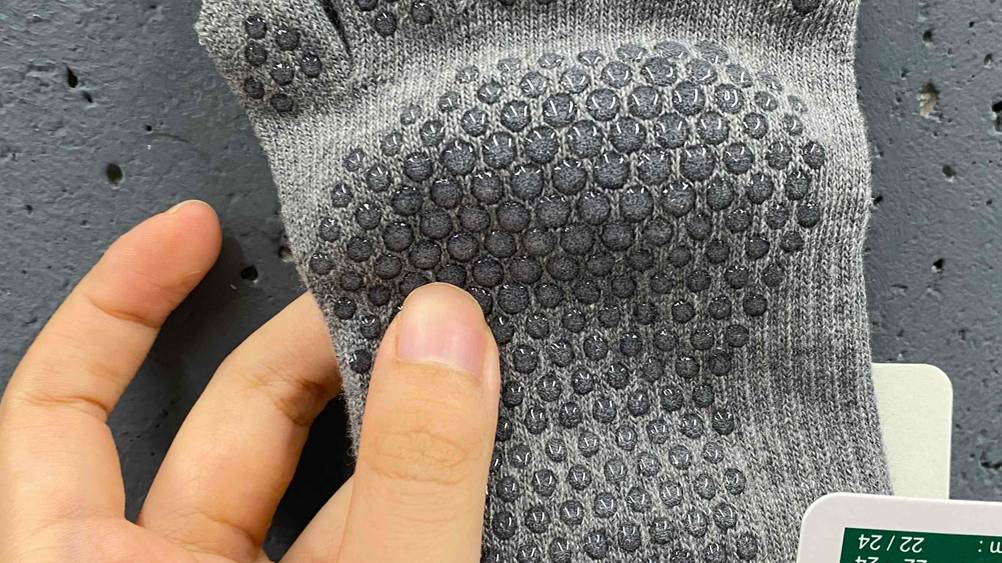 Nahaufnahme der rutschfesten Unterseite der getesteten Yoga-Socken.