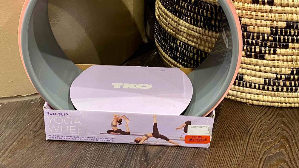 Yoga Wheel getestet: Nahaufnahme der Vorderseite der Verpackung mit Infografiken.