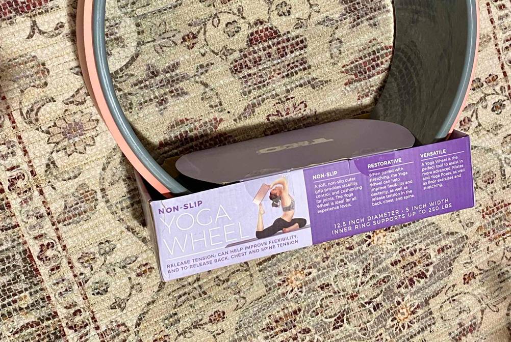 Nahaufnahme der Originalverpackung des getesteten Yoga Wheels mit Infromationen.