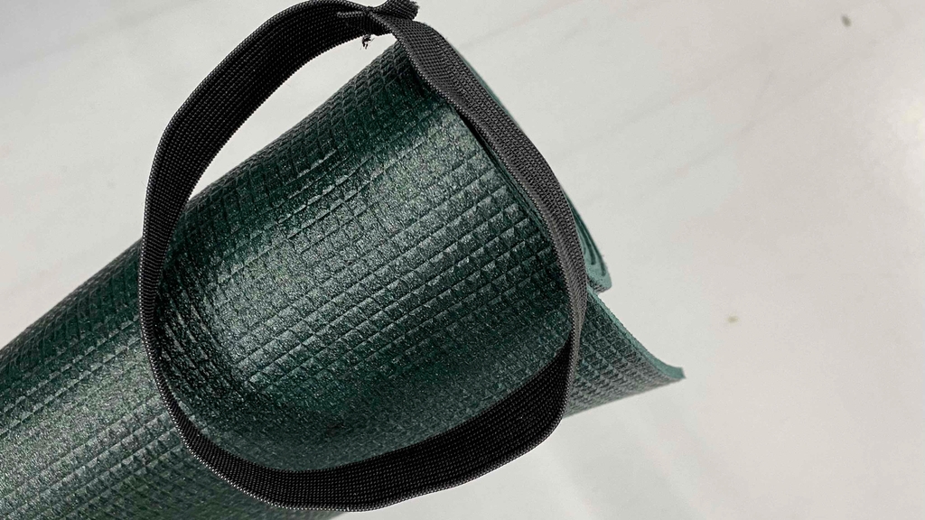 Nahaufnahme des des Gummigurtes zum Feststellen der Yogamatte im Test.