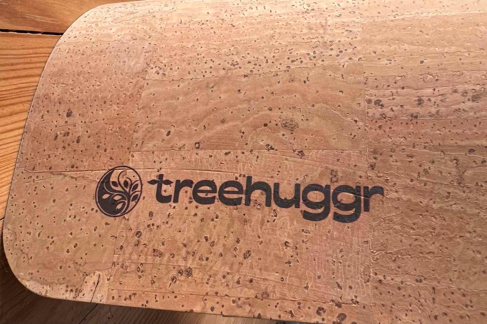 Im Test: Nahaufnahme des Logos auf einer Kork-Yogamatte.