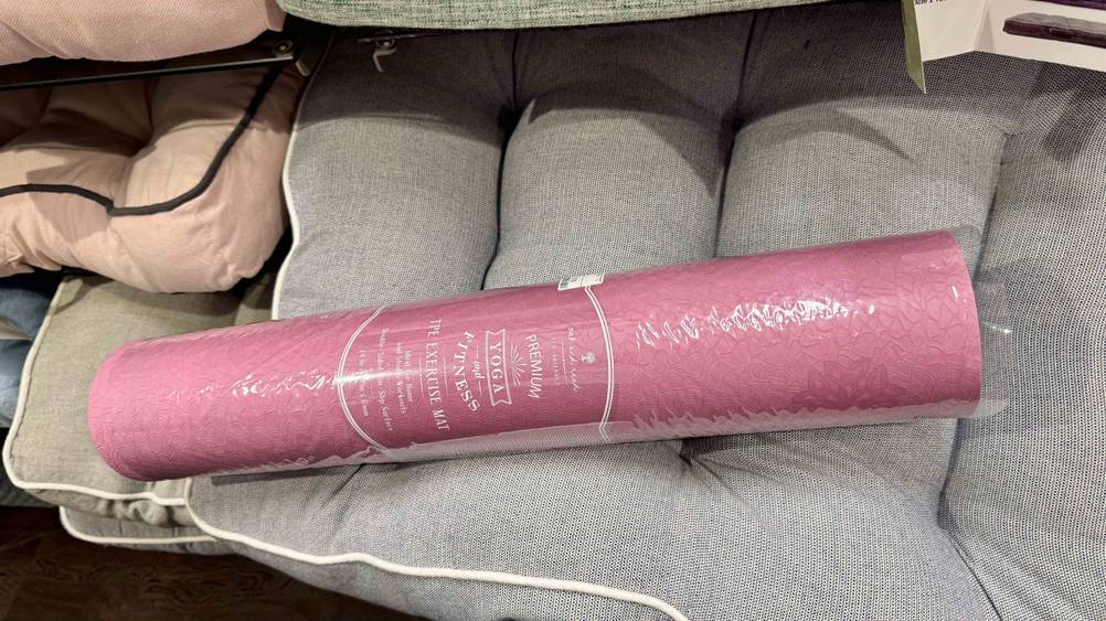 Auf mehreren Kissen liegt die getestete Yogamatte TPE.