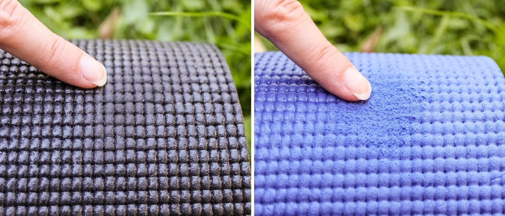 Finger zeigt auf zwei verschiedene Yogamatten, die nach der Reinigung Abnutzungsspuren zeigen.