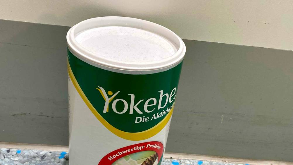 Nahaufnahme des Logos auf einer Dose des getesteten Yokebe-Shakes.