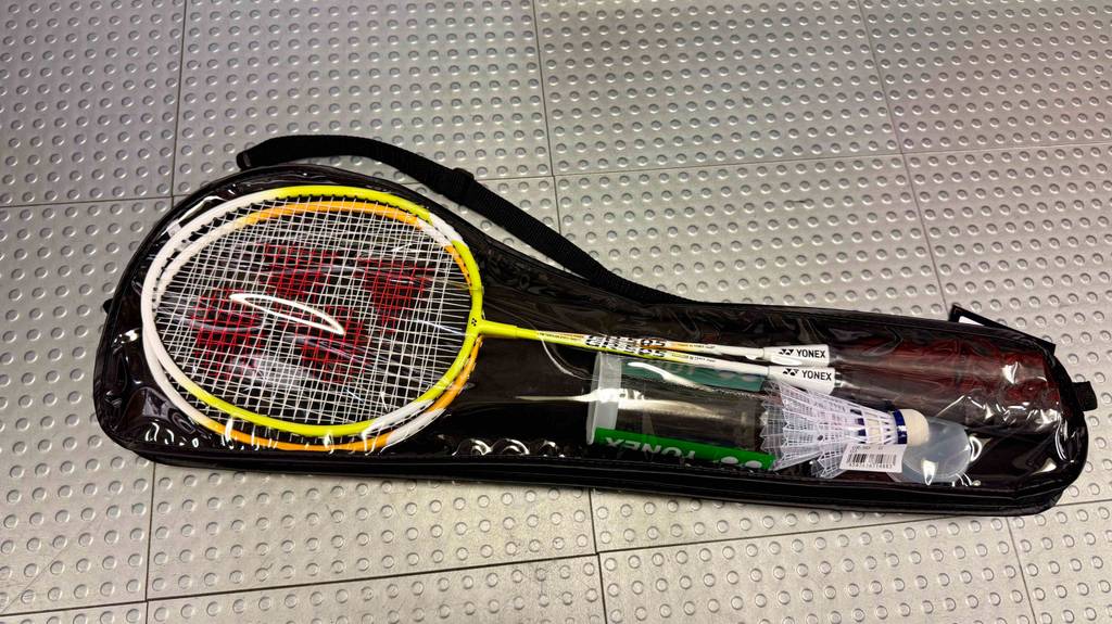 Nahblick von oben auf ein getestetes am Boden liegendes Badminton-Set.