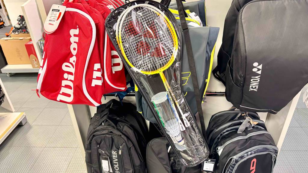 Ein Badminton-Set hängt zum testen auf einem Rucksackregal.