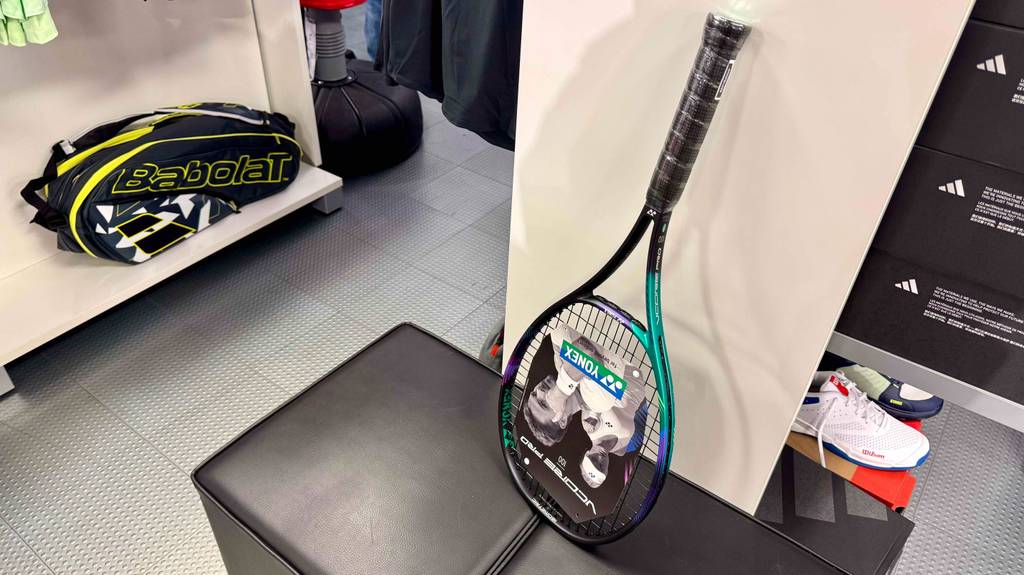 Ein Yonex-Tennisschläger lehnt zum testen an eine weiße Wand.