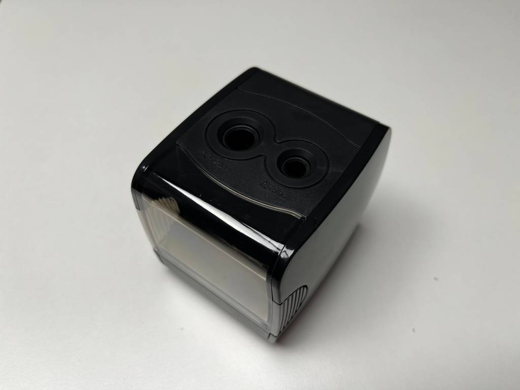 Ein elektrischer Anspitzer von der Seite