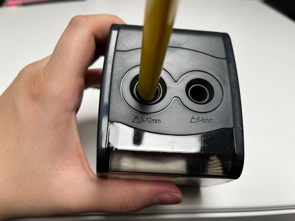 ein elektrischer Anspitzer von oben mit einem Stift darin