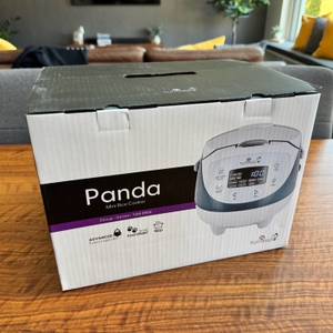 Der Karton des Yum Asia Panda steht auf einem Tisch