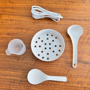 Das Zubehör des Yum Asia Panda liegt auf einem Tisch