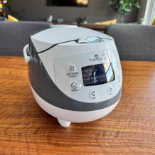 Der Yum Asia Panda steht auf einem Tisch