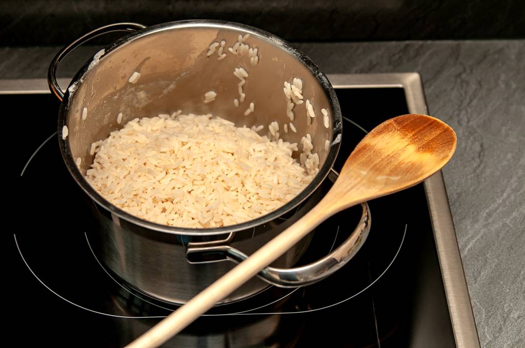 Yum-Asia-Reiskocher-Test: In einem Kochtopf aus Edelstahl wird Reis gekocht. 