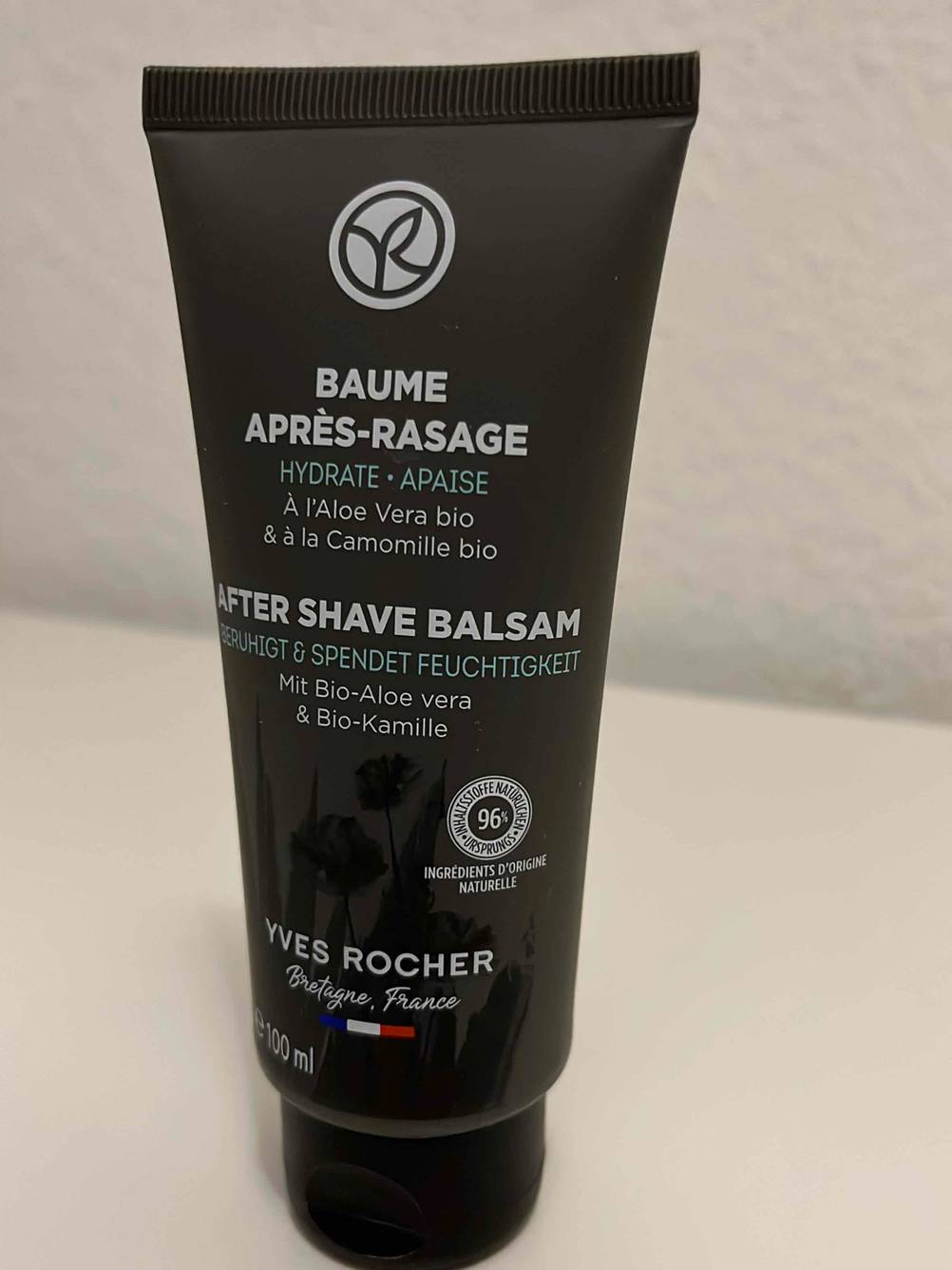 Im Test: Eine Tube Rasiercreme von Yves Rocher steht in einem weißen Regalfach.
