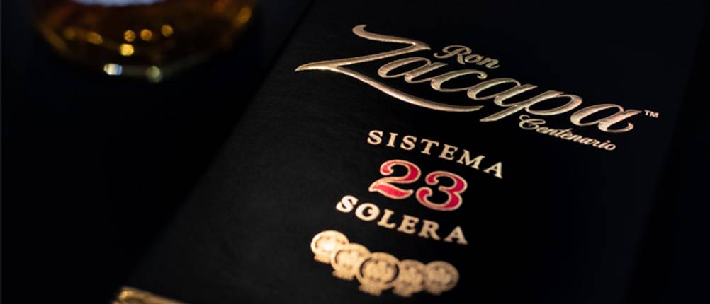 Zacapa-Rum im Test: Hier sieht man die edle Verpackung eines Zacapa 23, der nach dem Solera-System hergestellt wurde.