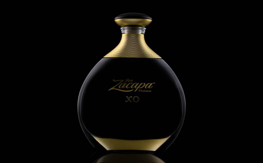 Zacapa-Rum im Test: Hier eine edle Zacapa-Rum-XO-Flasche vor einem schwarzen Hintergrund.