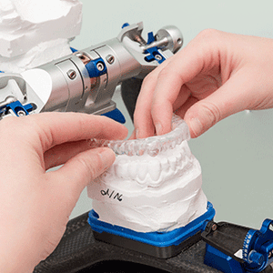 Zahnlabor Zahnabdruck für Schnarchschiene mit Maschinen hergestellt