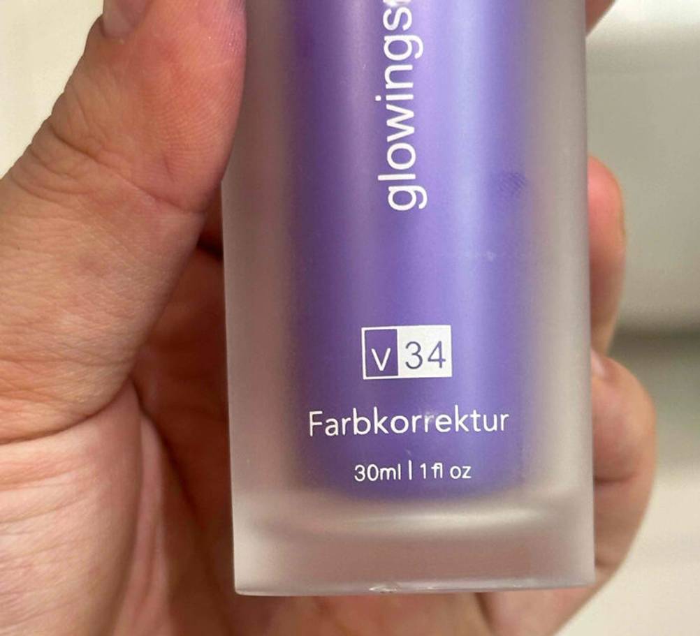 Zahnaufhellung im Test: Auf der Vorderseite eines Fläschchens stehen Informationen zur Farbe.