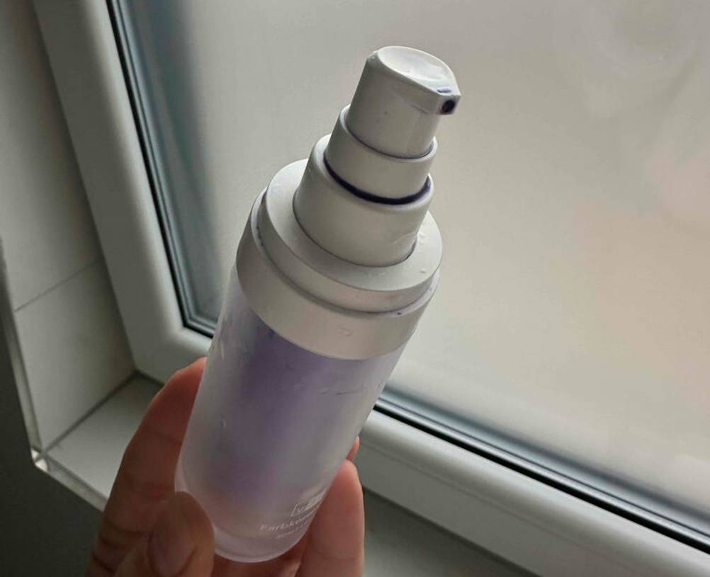 Im Test: Detailansicht des Sprühkopfes eines offenen Fläschchens mit Zahnaufhellung.